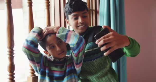 Ομάδα Ευτυχισμένα Παιδιά Της Ινδίας Smartphone — Αρχείο Βίντεο