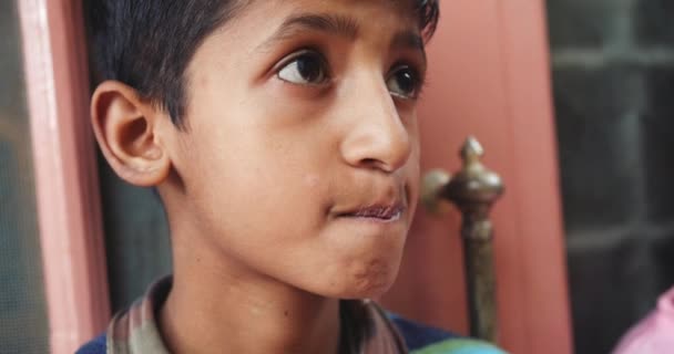印度男孩的特写镜头 — 图库视频影像
