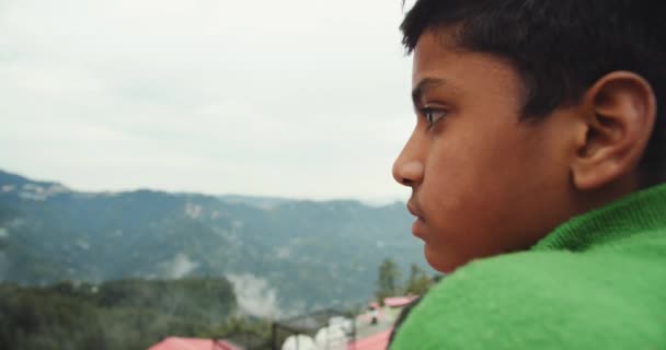 印度男孩在院子里 — 图库视频影像
