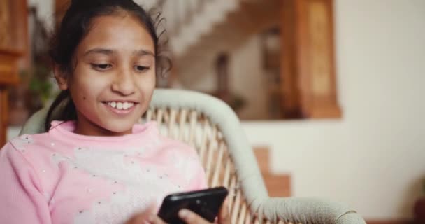 用智能手机拍印度女孩的特写 — 图库视频影像