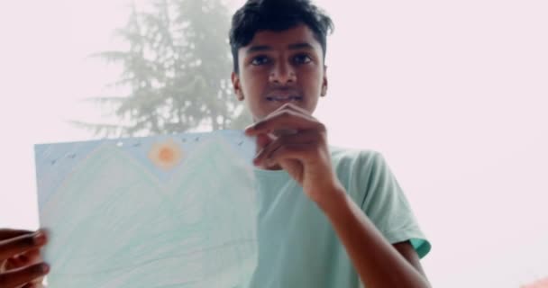 Gelukkig Indiaan Jongen Met Schilderij — Stockvideo