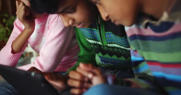 Grupo Niños Indios Felices Con Tablet — Vídeo de stock