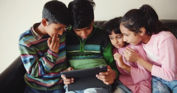 Grupo Niños Indios Felices Con Tablet — Vídeos de Stock