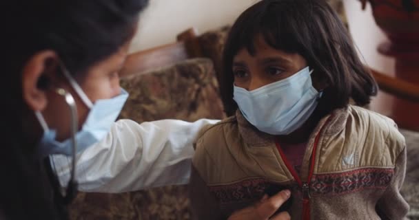 Счастливая Индийская Девушка Доктором — стоковое видео