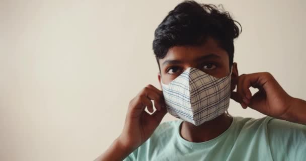 Indiase Jongen Met Medisch Masker — Stockvideo