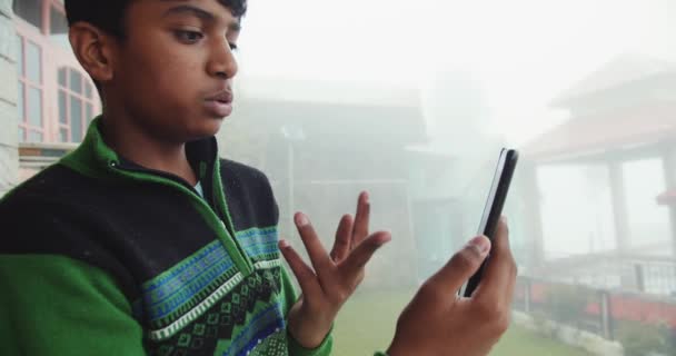 Indiska Pojke Med Smartphone — Stockvideo