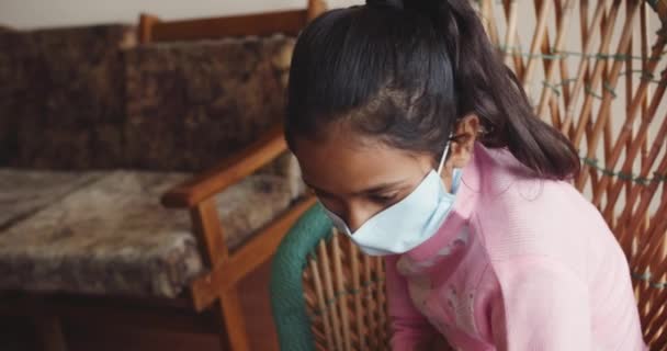 Közelről Indiai Lány Orvosi Maszk — Stock videók
