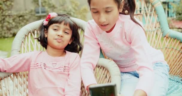 Happy Indian Girls Smartphone — 비디오