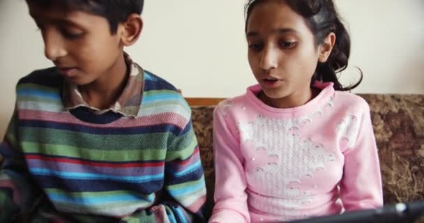 拥有平板电脑的快乐印度儿童团体 — 图库视频影像