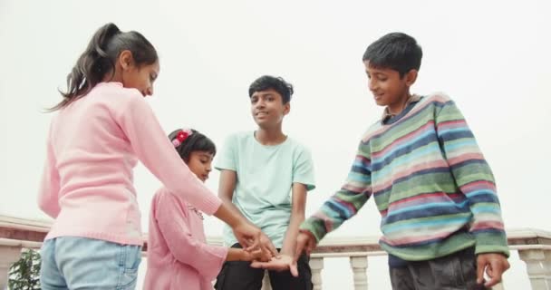 Ομάδα Ευτυχισμένων Ινδών Παιδιών Που Παίζουν — Αρχείο Βίντεο
