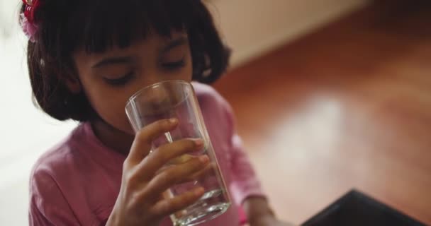 Lykkelig Indisk Pige Drikkevand – Stock-video