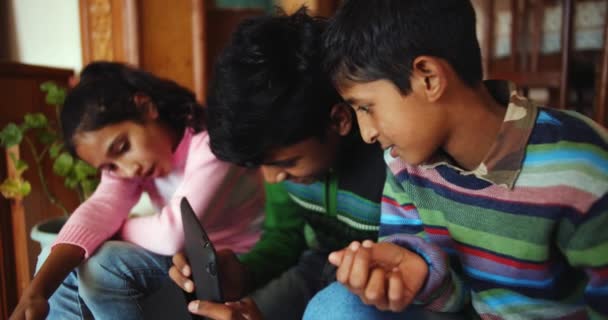 Grupo Niños Indios Felices Con Tablet — Vídeos de Stock