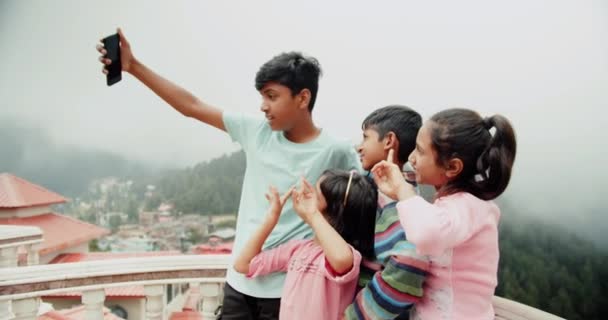 Grupul Copii Indieni Fericiți Smartphone Uri — Videoclip de stoc
