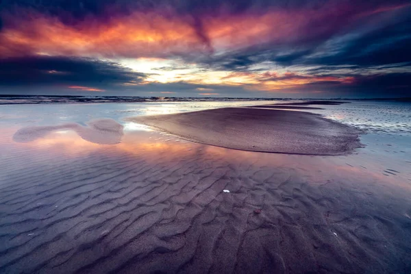 Una Scena Mozzafiato Bellissimo Tramonto Con Cielo Colorato Sulla Costa — Foto Stock