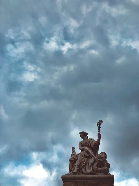 Eine Vertikale Aufnahme Einer Statue Unter Wolkenverhangenem Himmel Paris — Stockfoto