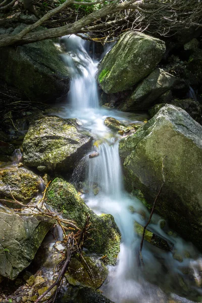 Water Streaming Huge Heavy Stones Ferguson Canyon Utah — kuvapankkivalokuva