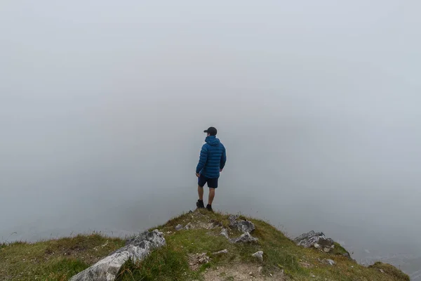 Ein Mann Steht Auf Einem Berg Und Bewundert Die Landschaft — Stockfoto
