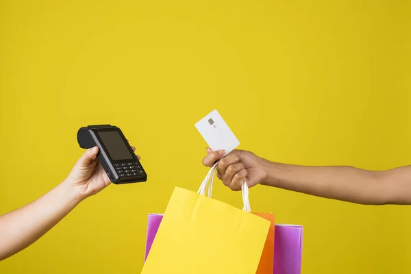 Close Sacos Compras Terminal Cartão Fundo Amarelo — Fotografia de Stock