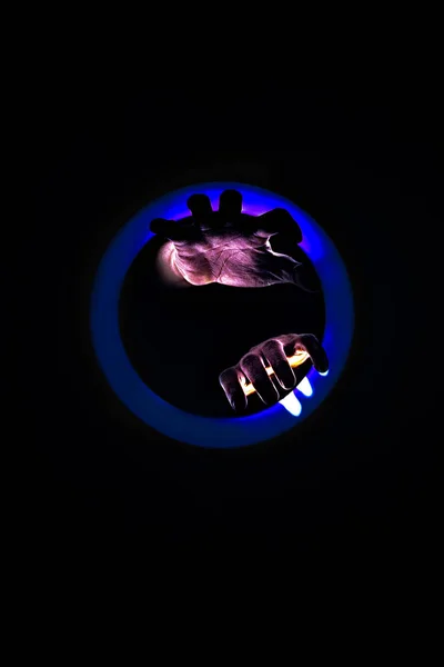 Bir Neon Işık Çemberi Insan Elleri Karanlık Çemberden Çıkmaya Çalışıyor — Stok fotoğraf