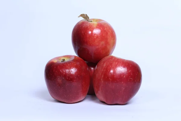 Drei Rote Äpfel Isoliert Auf Weißem Hintergrund — Stockfoto