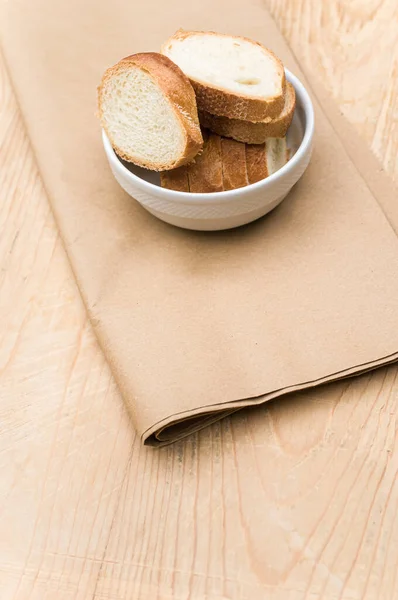Βιολογικό Φρέσκο Ψωμί Κομμένο Φέτες Λευκό Μπολ Ξύλινο Τραπέζι Χώρο — Φωτογραφία Αρχείου