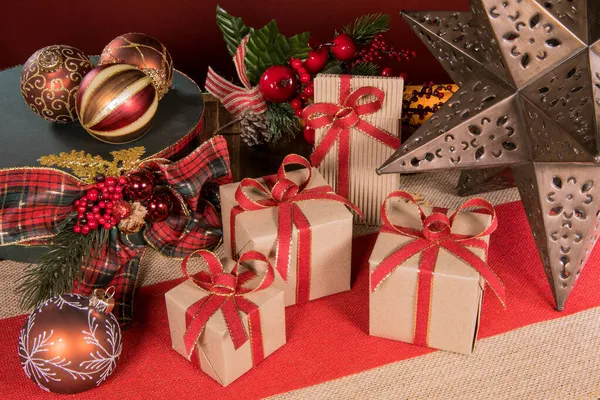 Una Toma Alto Ángulo Regalos Navidad Envueltos Papel Artesanal Marrón —  Fotos de Stock