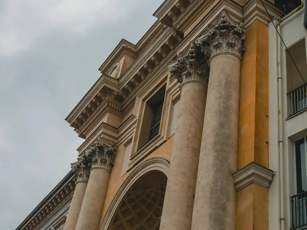 Parma Italia Octubre 2021 Plano Ángulo Bajo Edificio Con Columnas — Foto de Stock