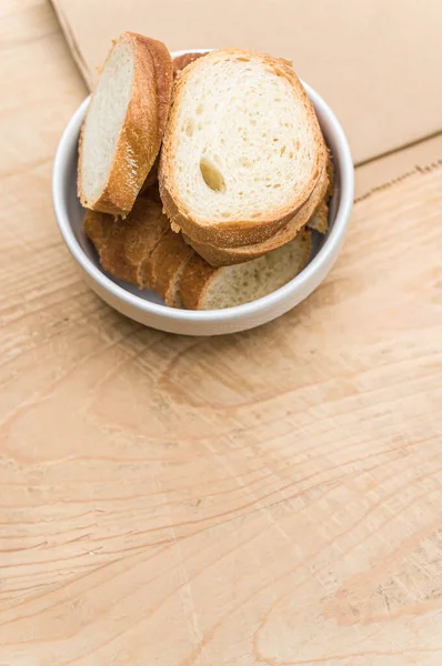 Bio Frisches Brot Einer Weißen Schüssel Auf Einer Hölzernen Tischplatte — Stockfoto