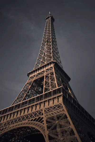 Tiro Ângulo Baixo Torre Eiffel Prais França Durante Tempo Sombrio — Fotografia de Stock