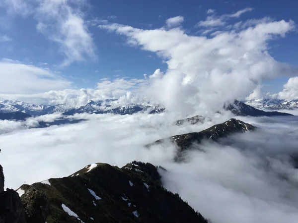 Дивовижний Вид Засніжені Гірські Вершини Хмарах Під Блакитним Небом — стокове фото