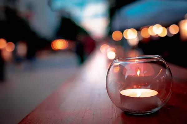 Närbild Ett Brinnande Ljus Liten Glasburk Planka Utomhus — Stockfoto