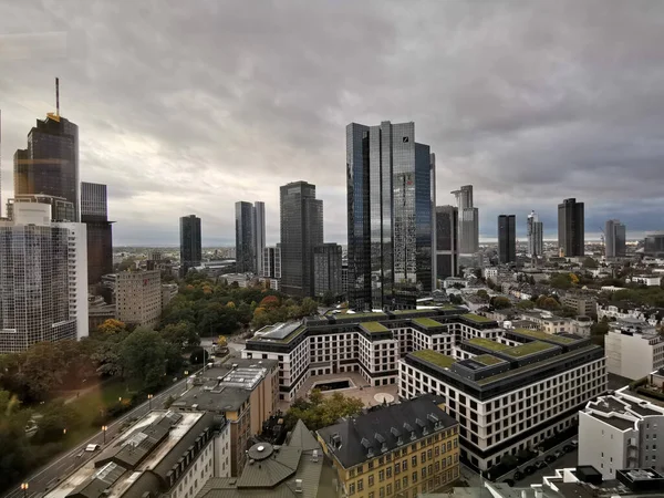 Eine Luftaufnahme Des Stadtbildes Vor Düsterem Himmel — Stockfoto