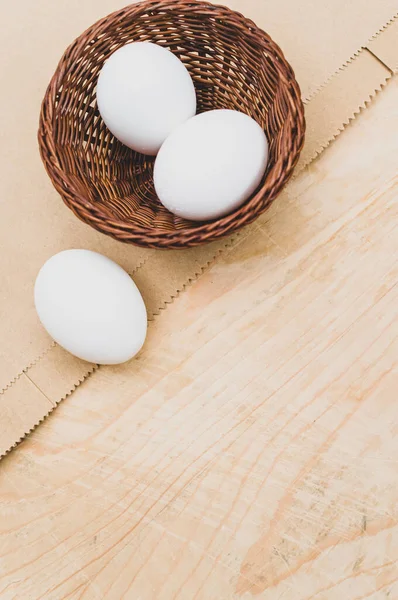 Huevos Blancos Orgánicos Recipiente Sobre Fondo Madera Papel Natural Con — Foto de Stock