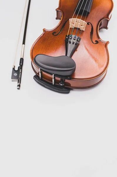 Coo Italy 2021年11月5日 雅致的音色小提琴和白色背景下的弓的顶部视图 — 图库照片