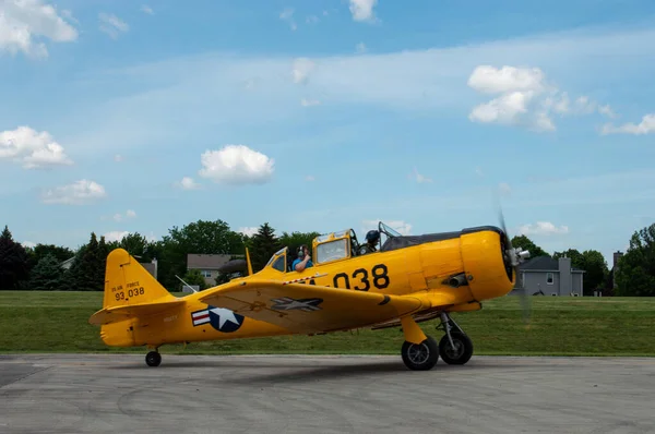 Havaalanından Kalkmak Üzere Olan Eski Bir Uçak — Stok fotoğraf