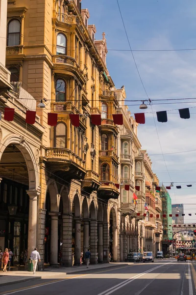 Вертикальный Снимок Улицы Красивым Зданием Голубым Небом Генуе — стоковое фото
