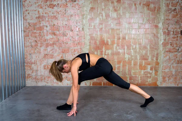 Yoga Pose Europeiska Blond Flicka Sport Klänning — Stockfoto