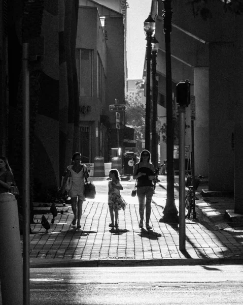 Piękne Ujęcie Ludzi Spacerujących Ulicach Miami Szarej Skali — Zdjęcie stockowe