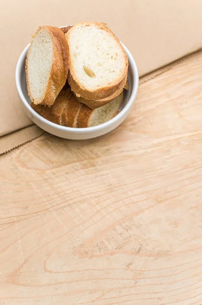 Pão Orgânico Fresco Fatiado Uma Tigela Branca Uma Mesa Madeira — Fotografia de Stock