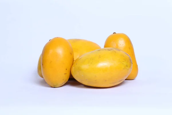 Die Mangos Isoliert Auf Weißem Hintergrund — Stockfoto