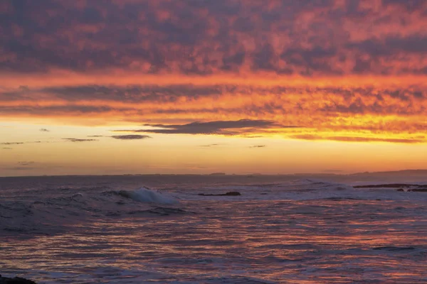 Eine Schöne Aufnahme Eines Meeres Unter Dem Farbenfrohen Sonnenuntergang — Stockfoto