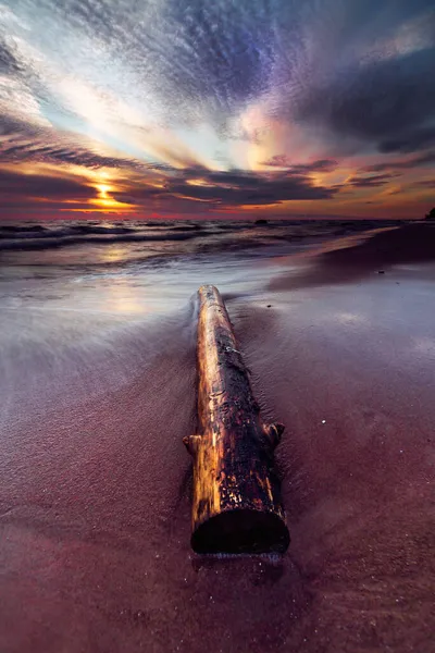 Pionowe Ujęcie Pięknego Zachodu Słońca Kolorowym Niebem Wybrzeżu Morza Bałtyckiego — Zdjęcie stockowe