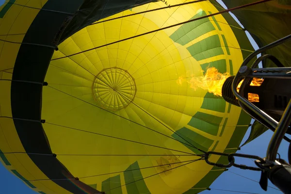 黄色の熱気球の閉鎖 — ストック写真