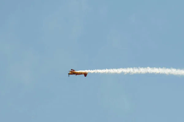 Uma Aeronave Militar Voadora Contra Céu Azul Claro — Fotografia de Stock