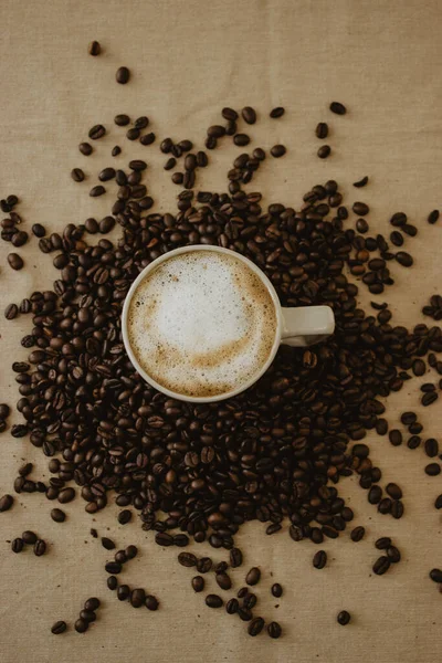 Una Taza Café Con Leche Granos Café Tostados — Foto de Stock