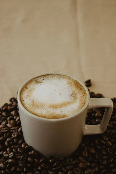 Secangkir Kopi Latte Pada Kopi Panggang Kacang — Stok Foto