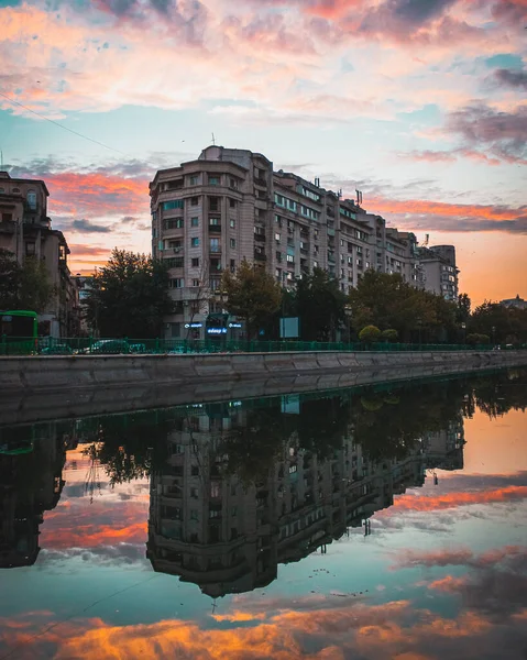 Bucharest Rumunsko 2021 Krásné Zapadající Nebe Budova Odráží Řece Dambovitě — Stock fotografie