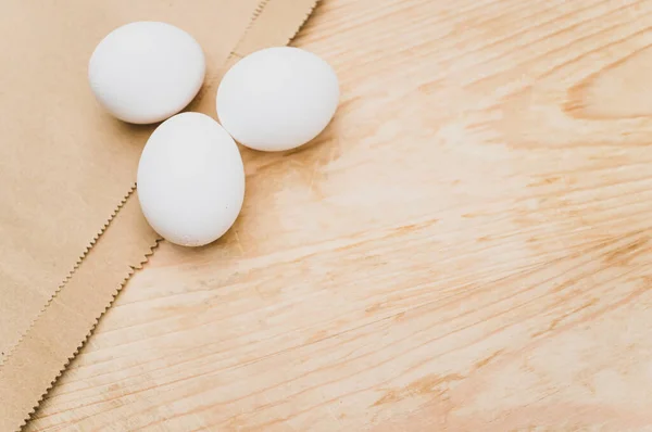 Huevos Blancos Orgánicos Sobre Fondo Madera Natural Papel Marrón Con — Foto de Stock