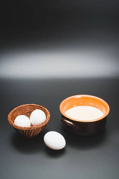 Siyah Zemin Üzerinde Kepekli Bulunan Beyaz Yumurta Terracotta Kasesi — Stok fotoğraf