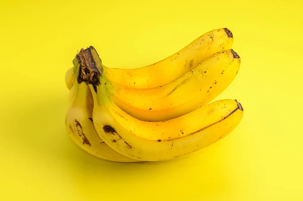 Eine Nahaufnahme Von Bananen Isoliert Auf Gelbem Hintergrund — Stockfoto